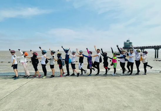 ボールで友達を作り、無限に乗馬を楽しんでください。神豪弁護士の端午節の休日は刺激的で楽しいものです。