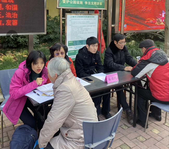 憲法記念日に、弁護士のシェン・ハオは法の支配の構築を支援するために公共福祉のコンサルティングを提供