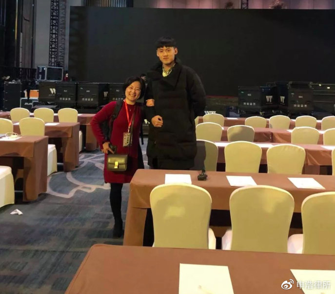 カジノレオ総会準備チームの中で最もかわいい身長差